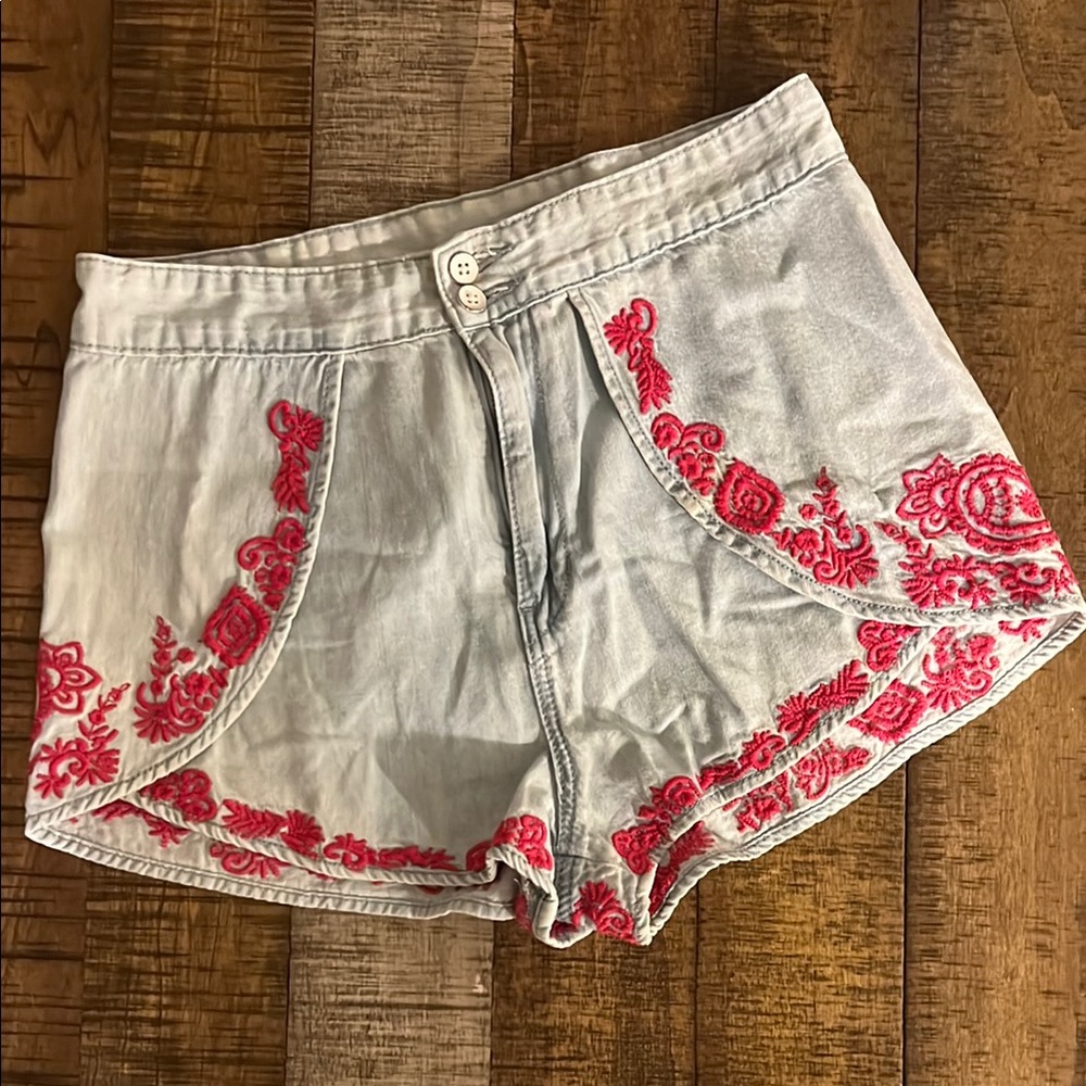Denim dolphin shorts with pink embroidery